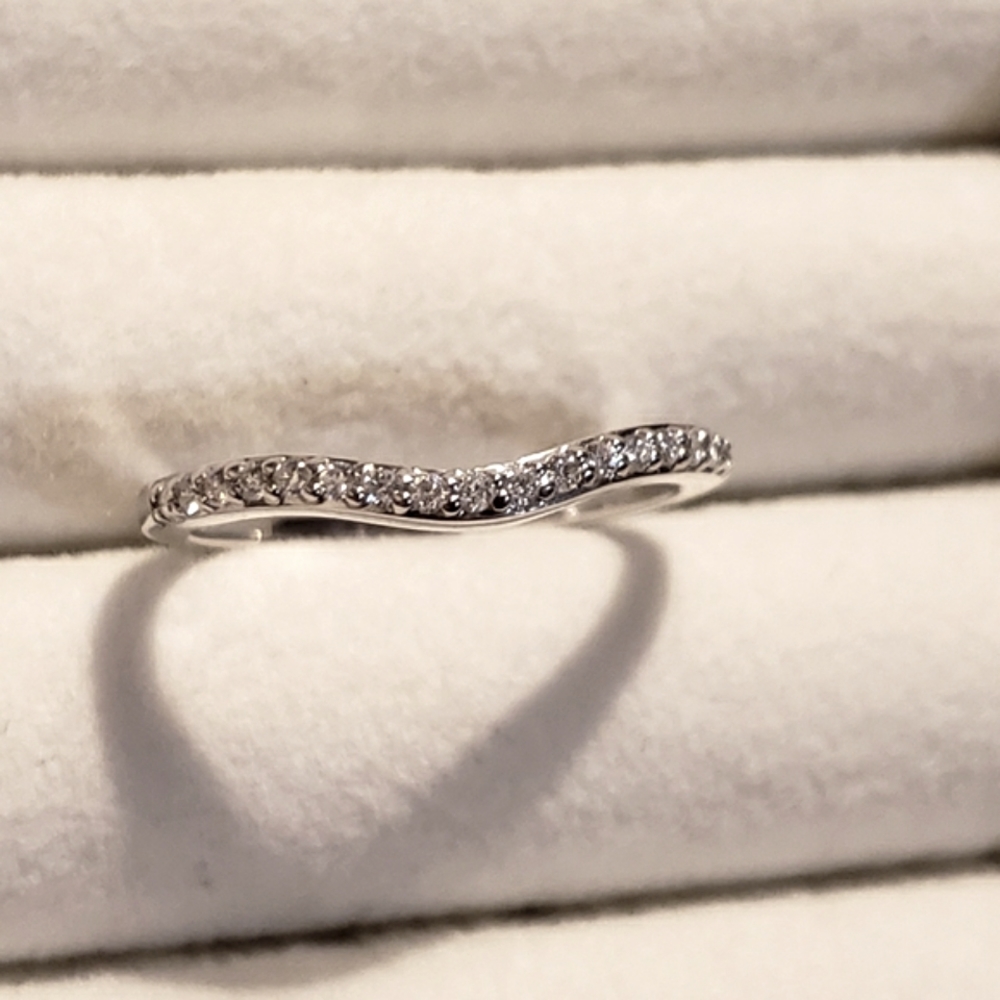 10k solid gold real diamond chevron band ring